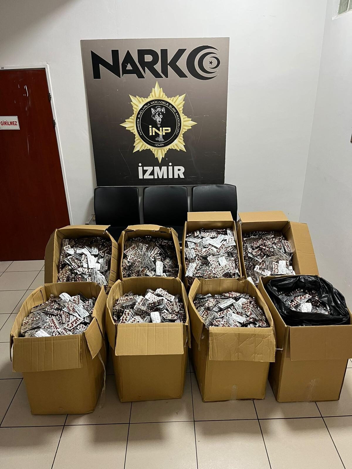 İZMİR (AA) – İzmir'de düzenlenen operasyonda 168 bin 448 uyuşturucu