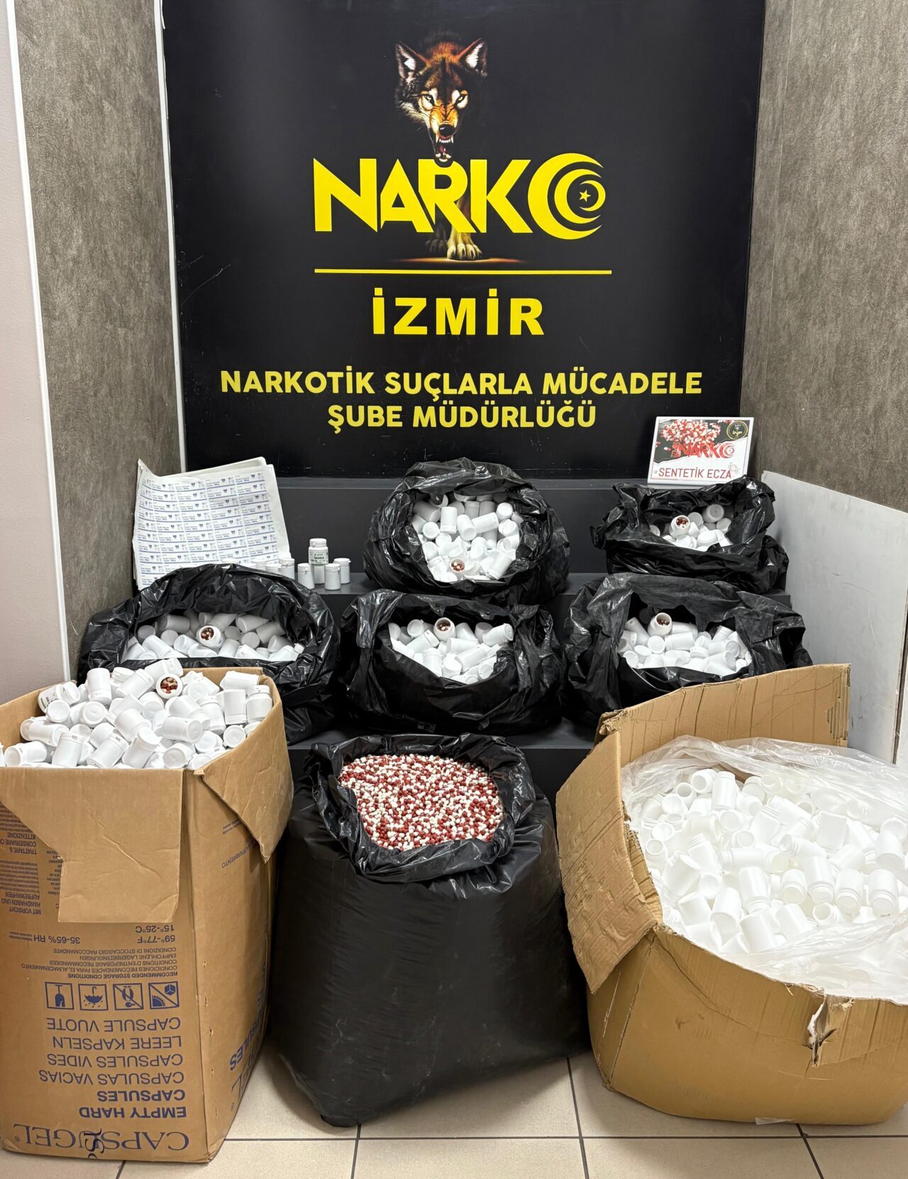 İZMİR (AA) – İzmir'de düzenlenen operasyonda 316 bin 760 uyuşturucu