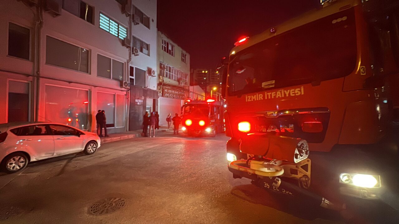 İZMİR (AA) – İzmir'in Bornova ilçesinde baskı atölyesinde çıkan yangın