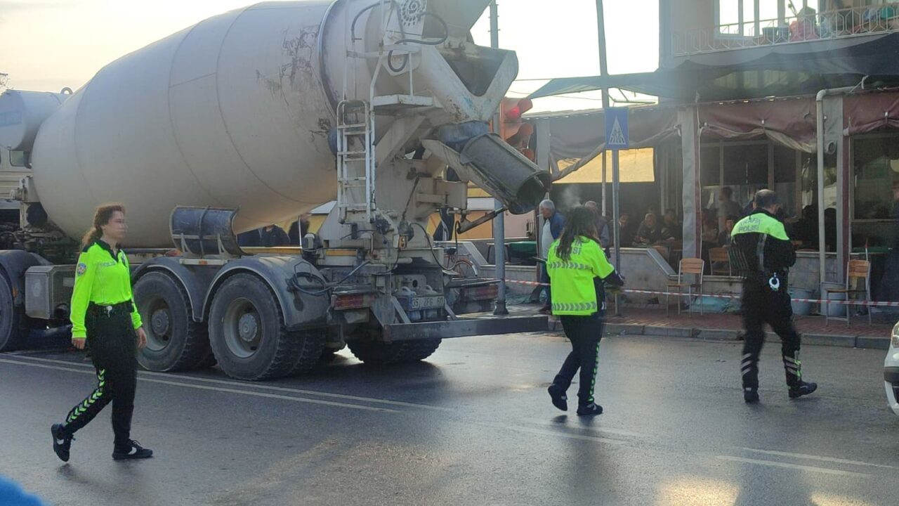 İZMİR (AA) – İzmir'in Ödemiş ilçesinde torununu okula götürürken beton