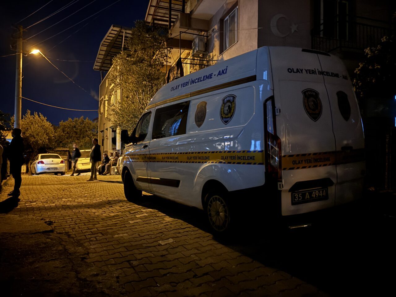 İZMİR (AA) – İzmir’in Gaziemir ilçesinde engelli kızını pompalı tüfekle
