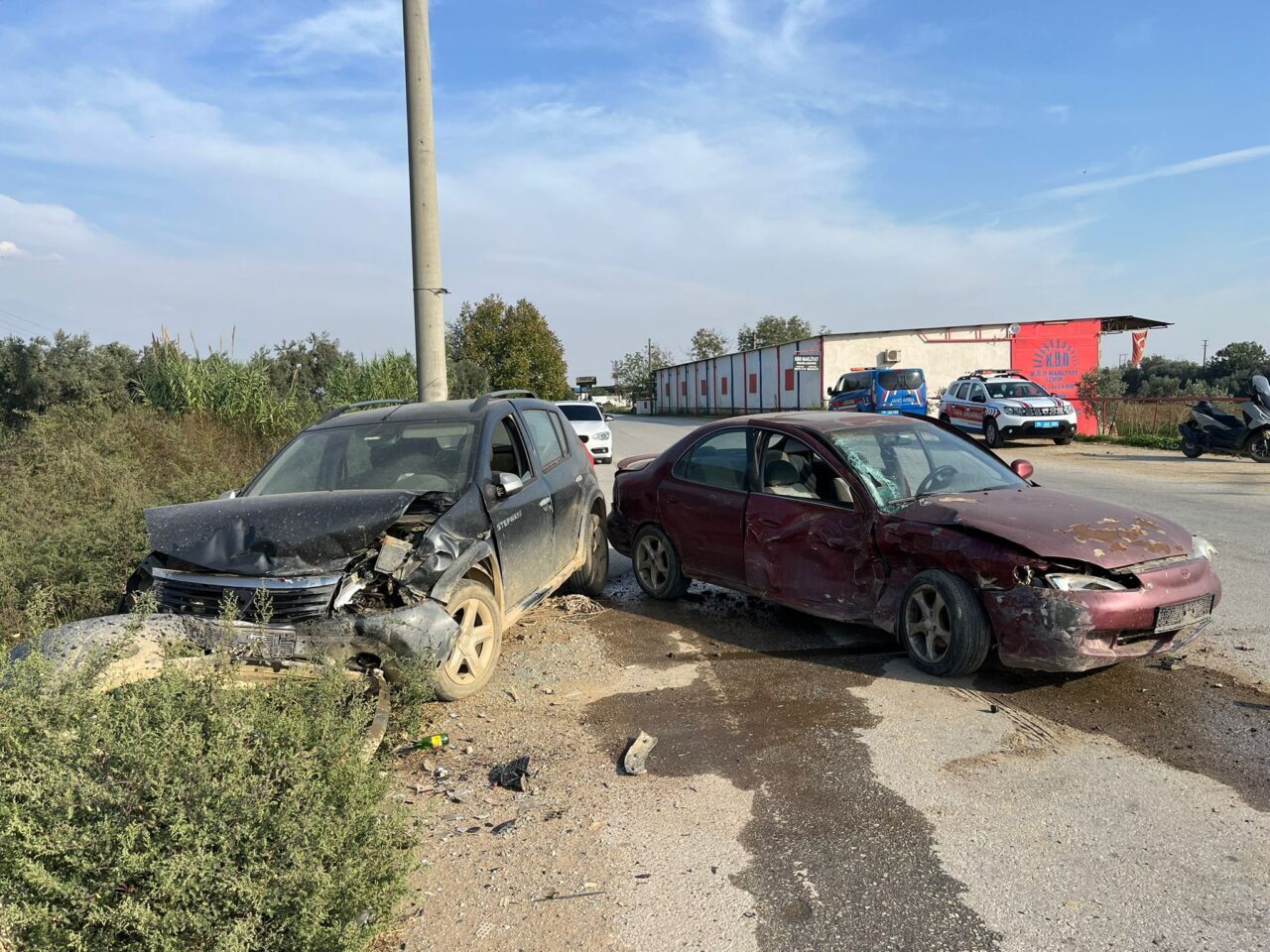 İZMİR (AA) – İzmir'in Ödemiş ilçesinde 2 otomobilin çarpışması sonucu