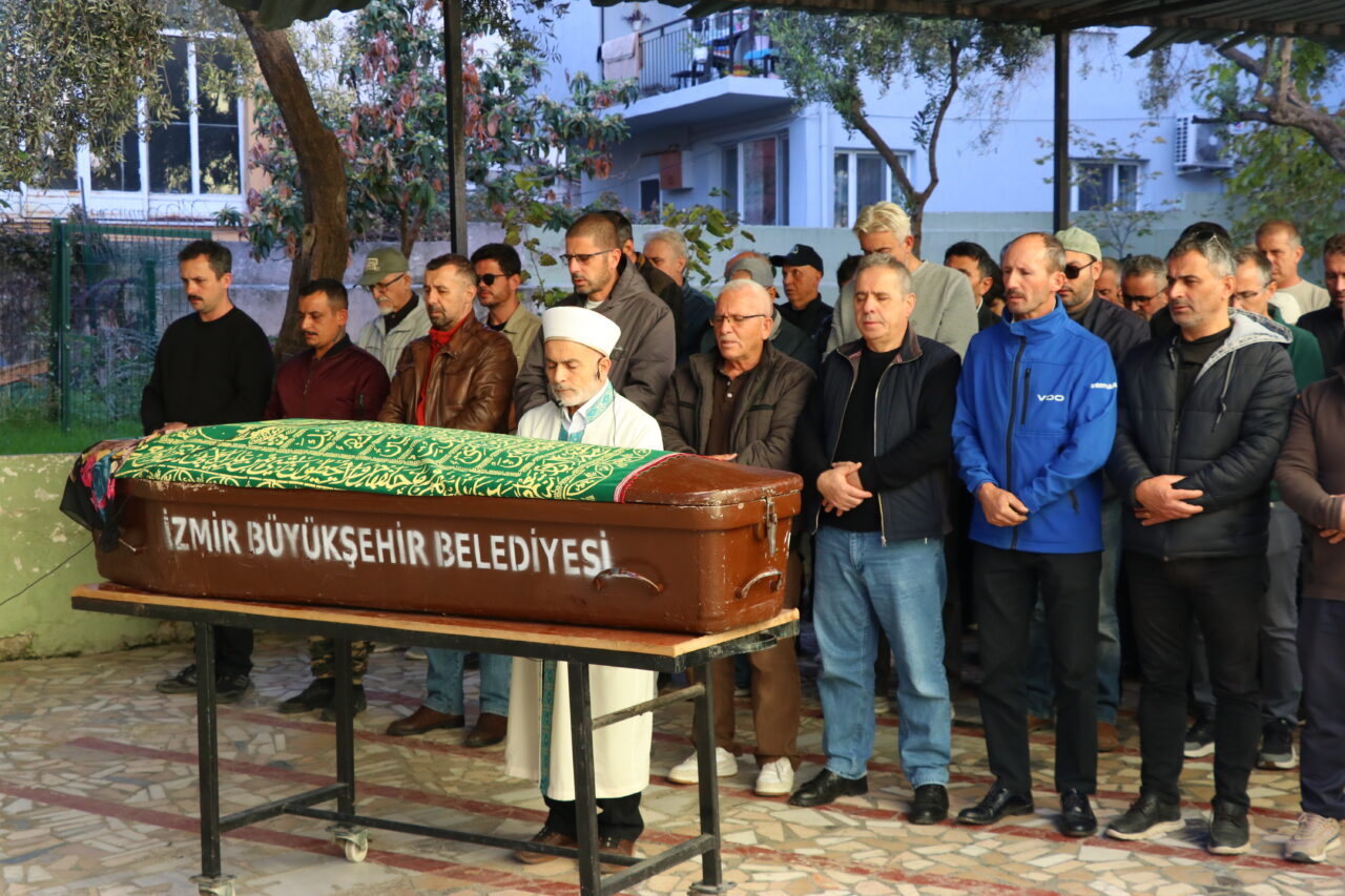 İZMİR (AA) – İzmir'in Menemen ilçesinde kedileriyle birlikte yaşayan Şule