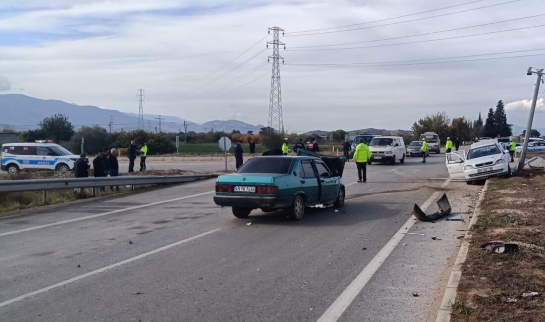 İZMİR (AA) – İzmir'in Ödemiş ilçesinde iki otomobilin çarpışması sonucu