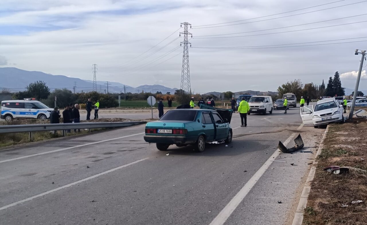 İZMİR (AA) – İzmir'in Ödemiş ilçesinde iki otomobilin çarpışması sonucu