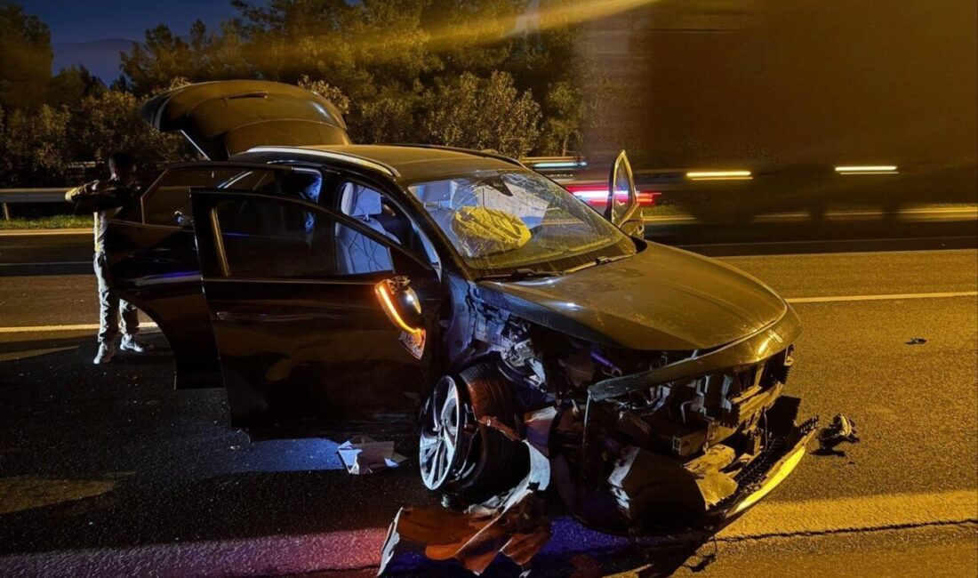 İZMİR (AA) – İzmir'in Buca ilçesinde iki otomobilin çarpışması sonucu