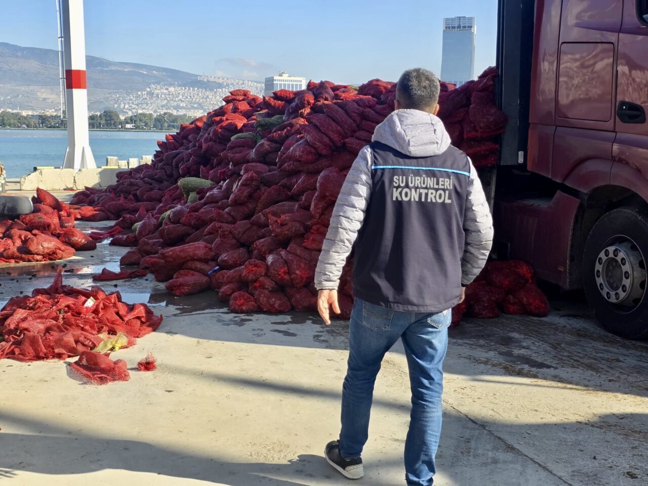 İZMİR (AA) – İzmir'de yapılan denetimlerde kaçak olduğu değerlendirilen 27