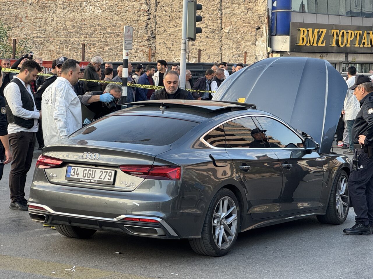 İZMİR (AA) – İzmir'in Konak ilçesinde seyir halindeki otomobile düzenlenen