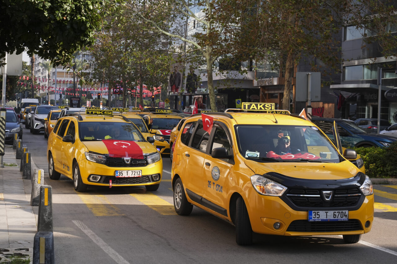İZMİR (AA) – İzmir'de konvoy oluşturan bir grup taksi şoförü,
