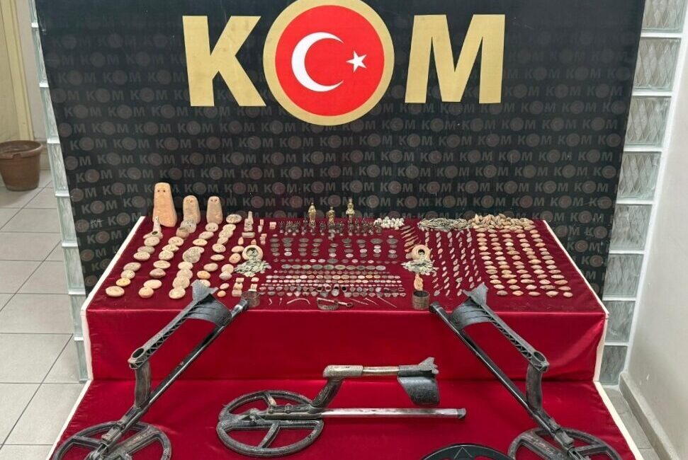 İZMİR (AA) – İzmir'in Kemalpaşa ilçesinde düzenlenen tarihi eser kaçakçılığı