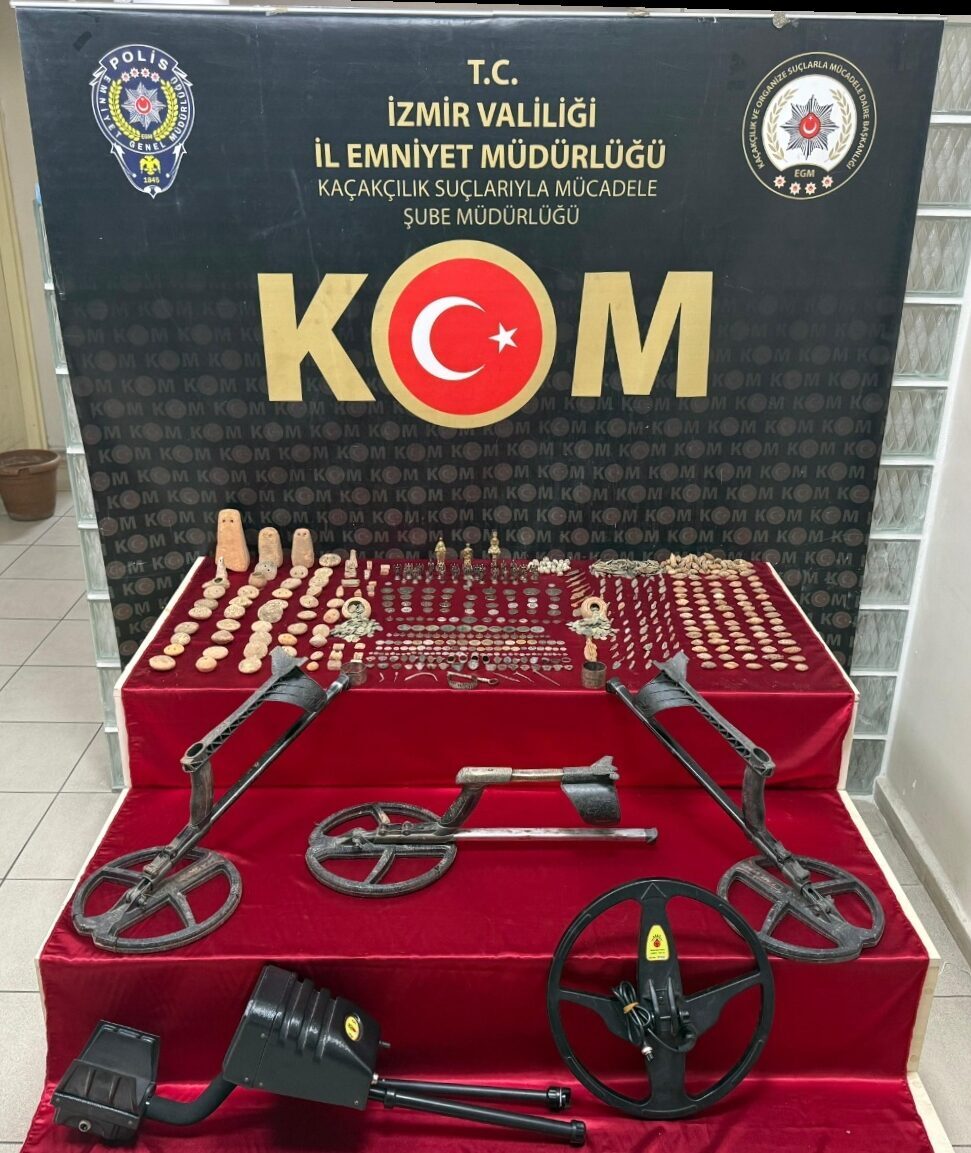 İZMİR (AA) – İzmir'in Kemalpaşa ilçesinde düzenlenen tarihi eser kaçakçılığı