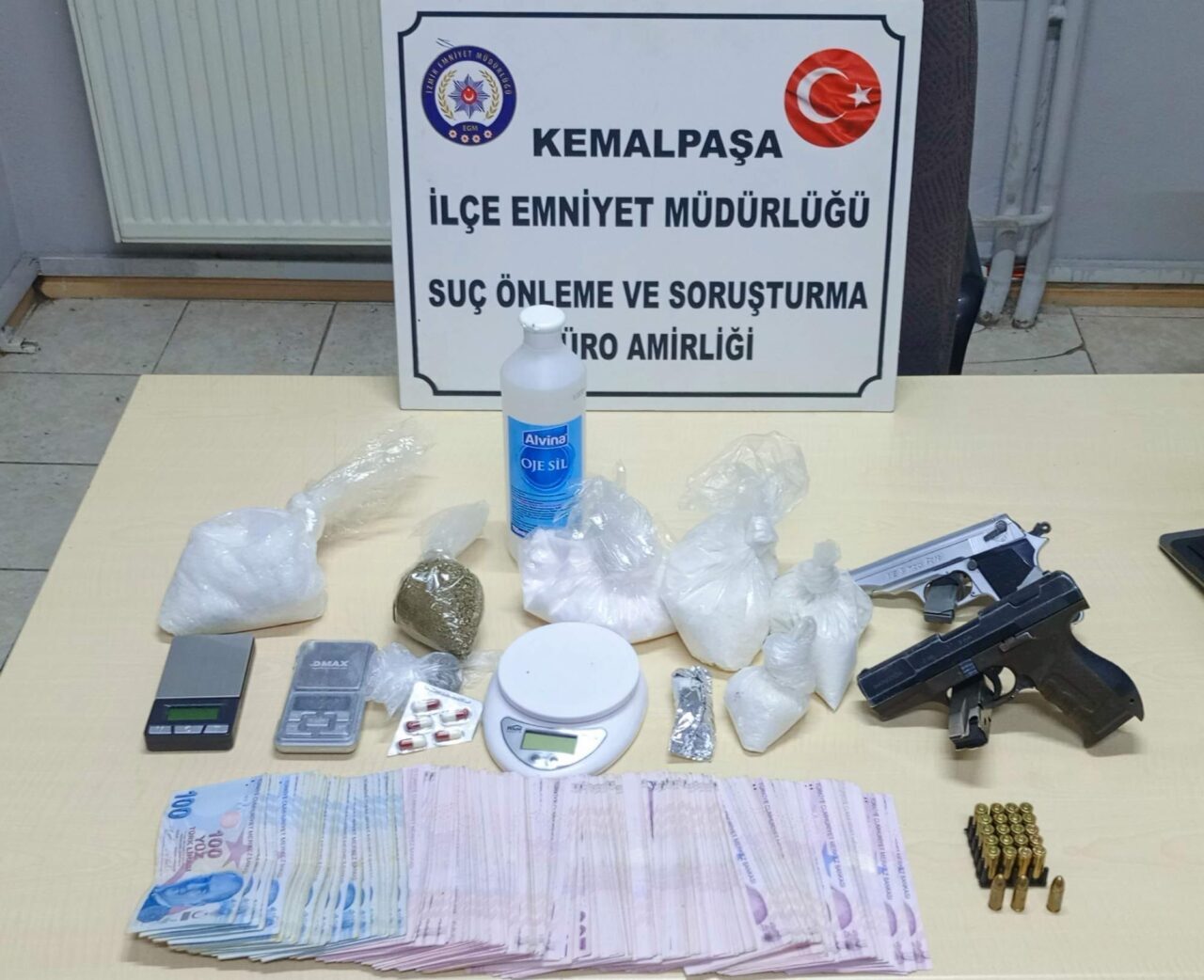 İZMİR (AA) – İzmir'in Kemalpaşa ilçesinde düzenlenen uyuşturucu operasyonunda yakalanan