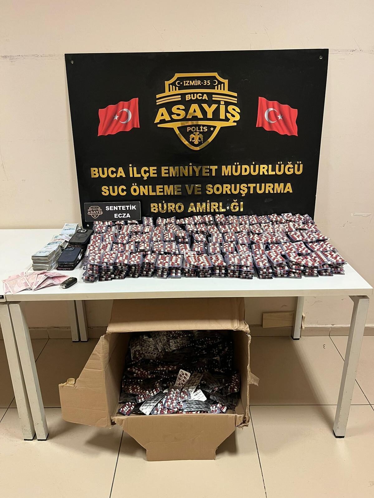 İZMİR (AA) – İzmir'in Buca ilçesinde düzenlenen uyuşturucu operasyonunda gözaltına