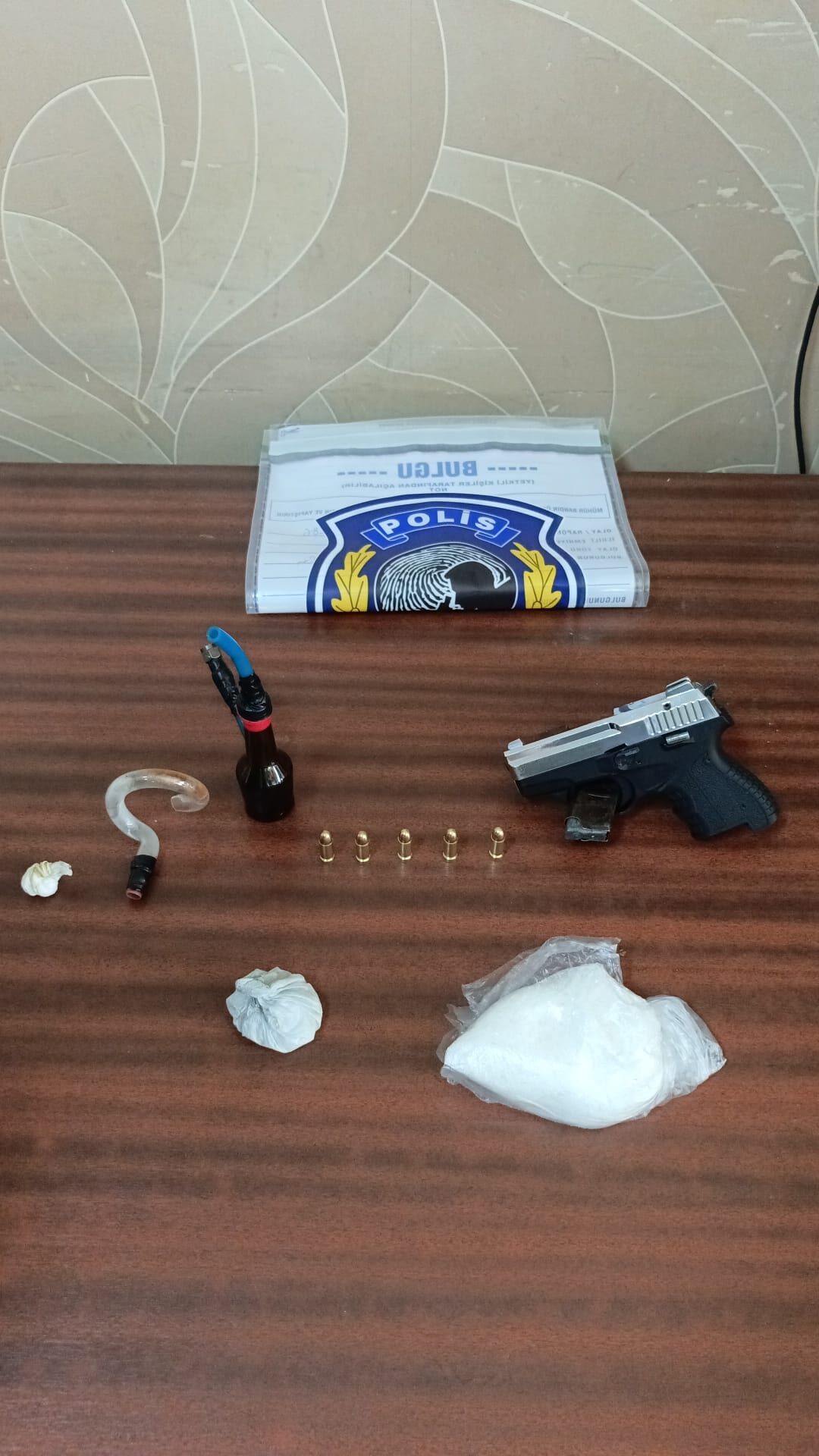 İZMİR (AA) – İzmir'in Gaziemir ilçesinde bindikleri otomobilde 300 gram