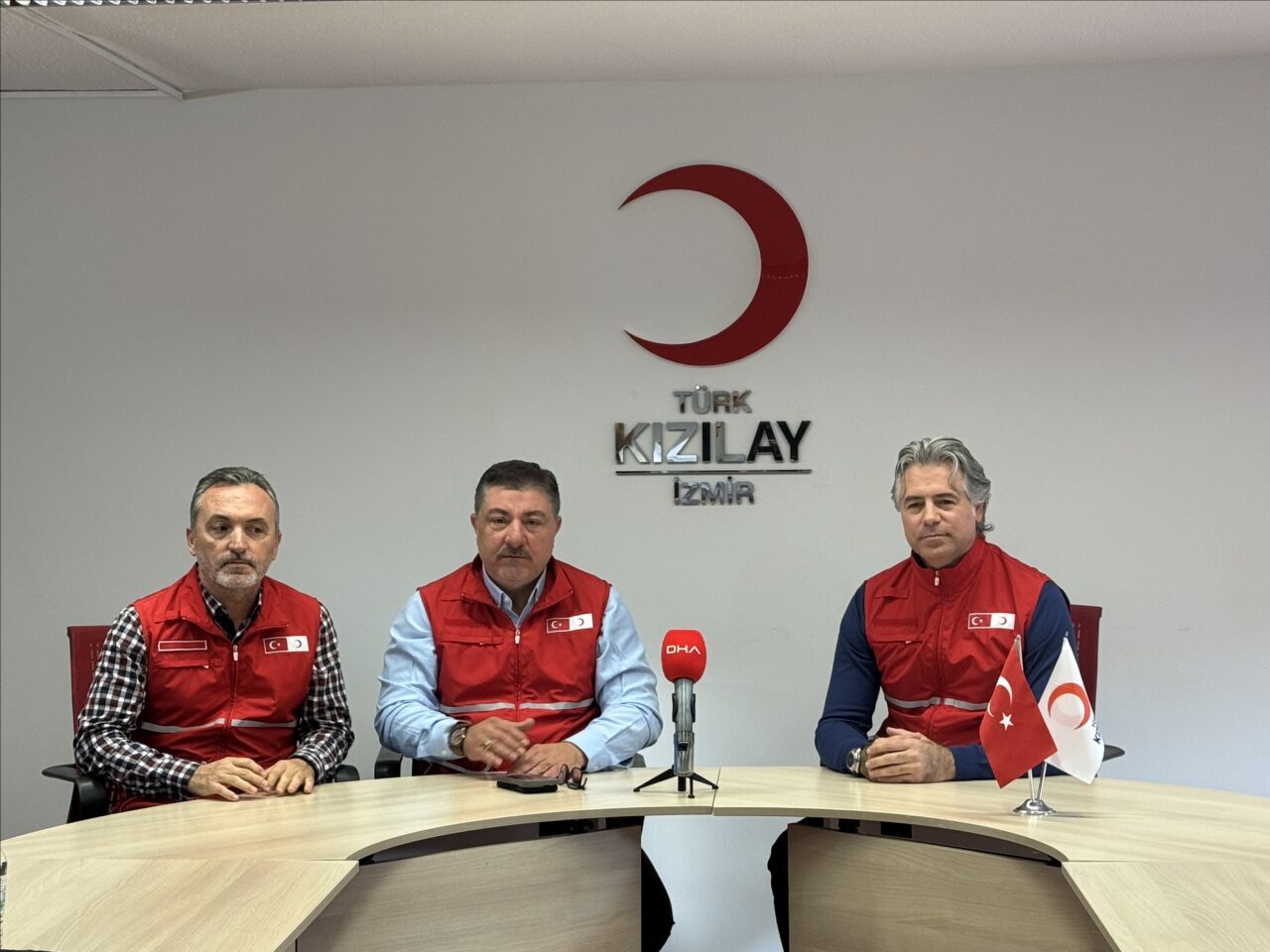 İZMİR (AA) – İzmir'in Konak ilçesinde trafikte yol verme tartışması
