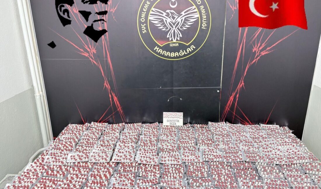 İZMİR (AA) – İzmir'in Karabağlar ilçesinde uyuşturucu ticareti yaptıkları iddiasıyla