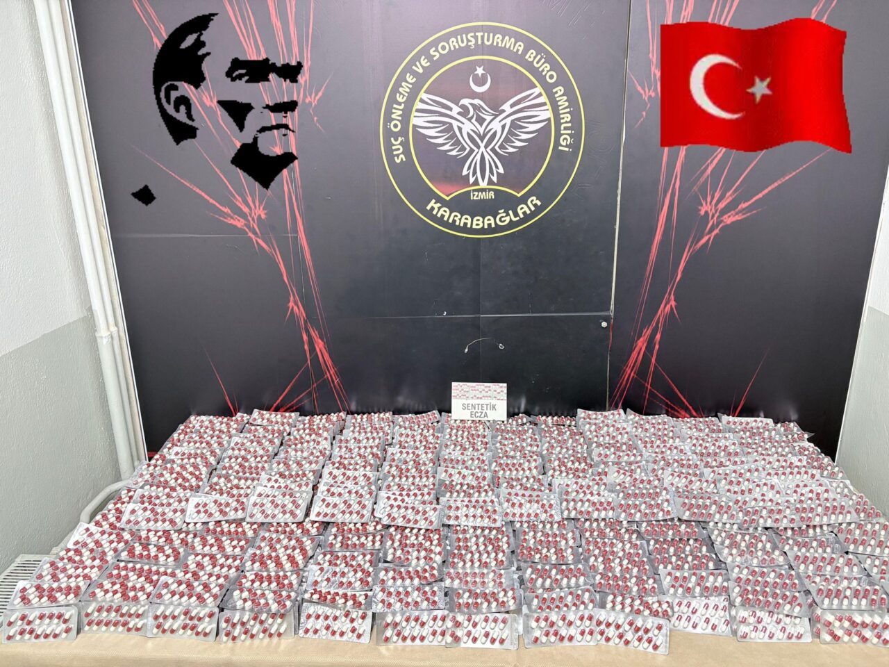 İZMİR (AA) – İzmir'in Karabağlar ilçesinde uyuşturucu ticareti yaptıkları iddiasıyla