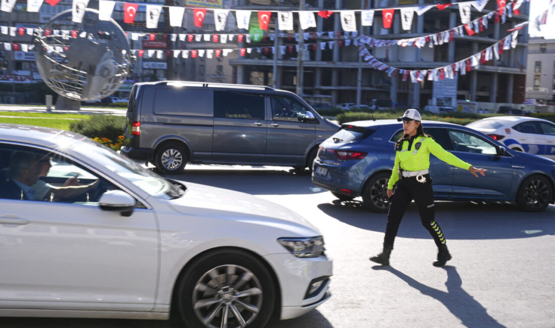 - Kentte kadınlardan oluşan 48 trafik ekibi, yaya, motosikletli ve