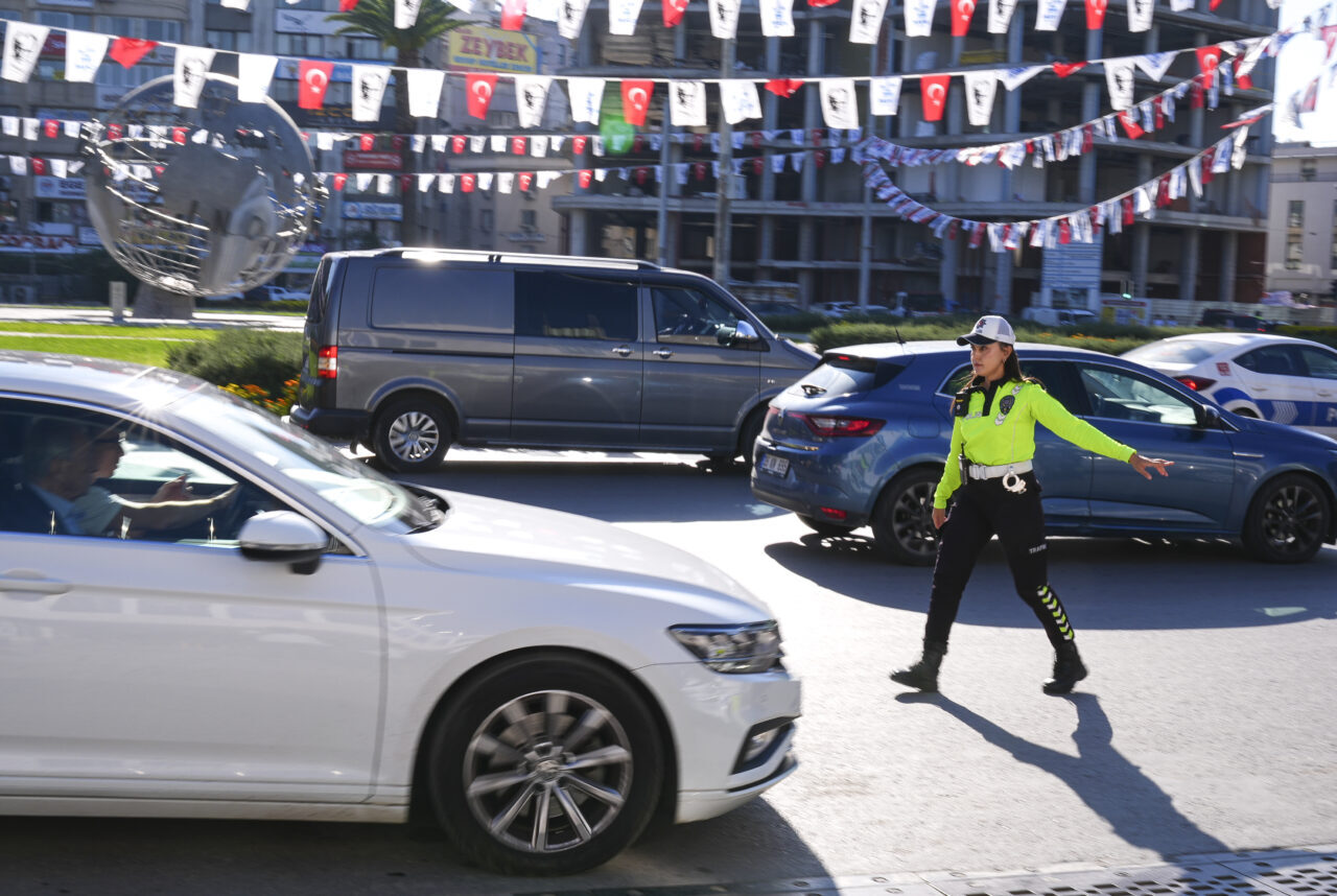 - Kentte kadınlardan oluşan 48 trafik ekibi, yaya, motosikletli ve