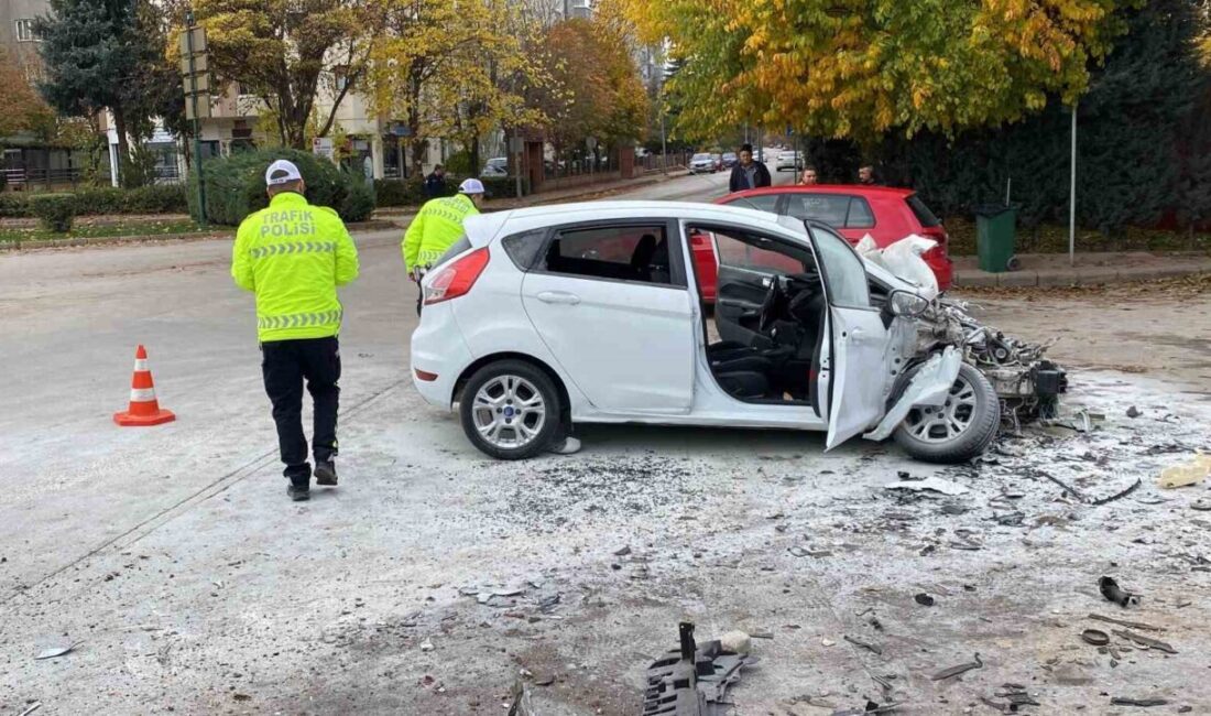 Eskişehir’de ara sokaktan süratli bir biçimde gelerek bir kamyona yandan