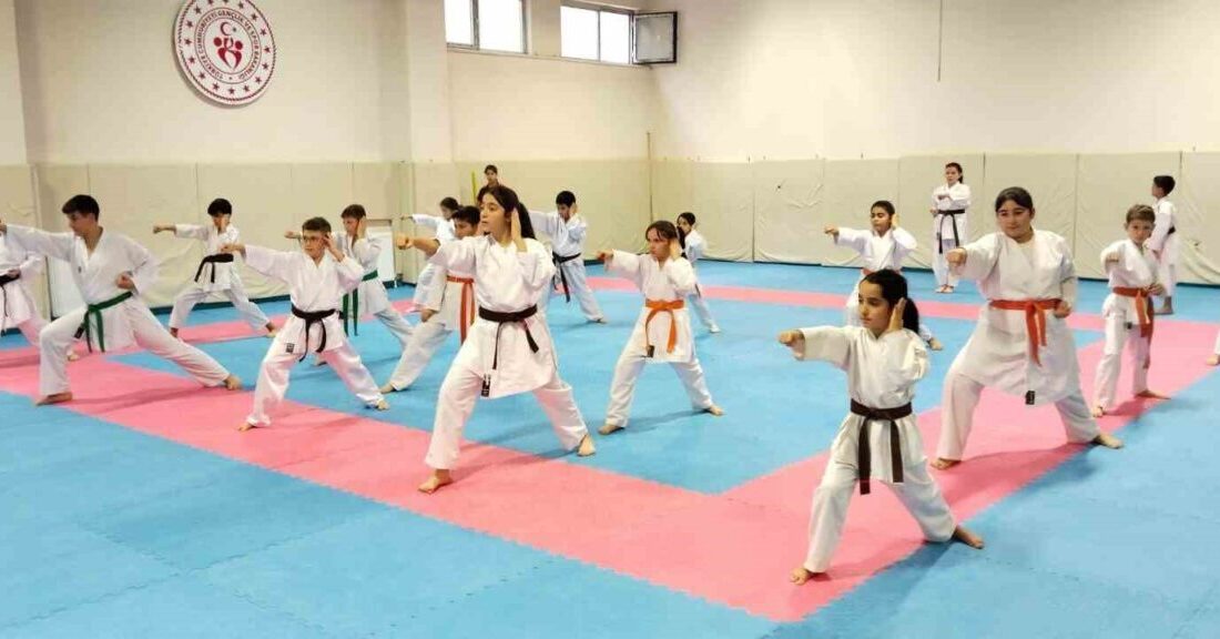 Eskişehir’de Karate Kış Okulu 3. Grup çalışmaları tüm hızıyla devam