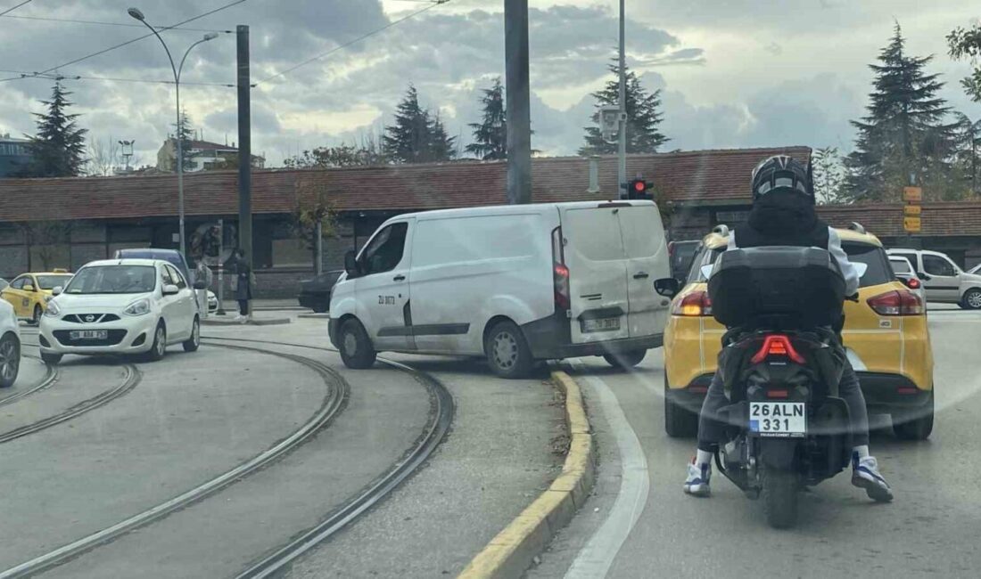 Eskişehir’de kırmızı ışıkta beklemek yerine tramvay yolunun kenarındaki banketin üstünden