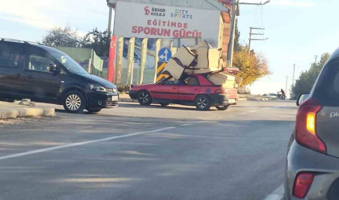 Eskişehir’de otomobilin üzerine koltuk takımı yükleyen sürücü trafikte tehlikeye neden