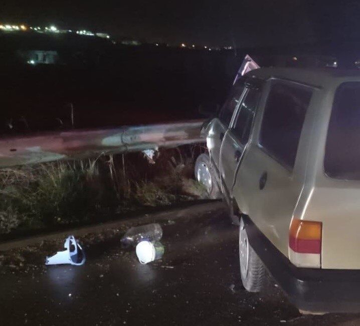 Bilecik’te seyir halinde kontrolden çıkan otomobilin yolun orta refüjüne çarpması