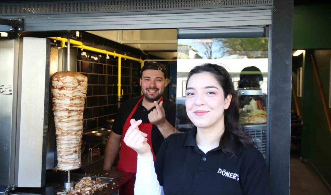 Türkiye’den 3 yıl önce gittikleri Güney Kore’de dönerci dükkanında çalışan