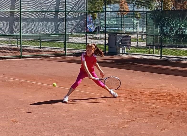 Afyonkarahisar Gençlik ve Spor İl Müdürlüğü sporcusu Hafsa Zehra Çınar,