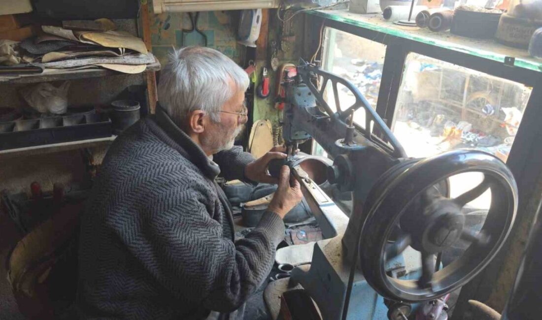 Kütahya’da 65 yıldır ayakkabı tamirciliği yapan 78 yaşındaki Mehmet Ersulak,
