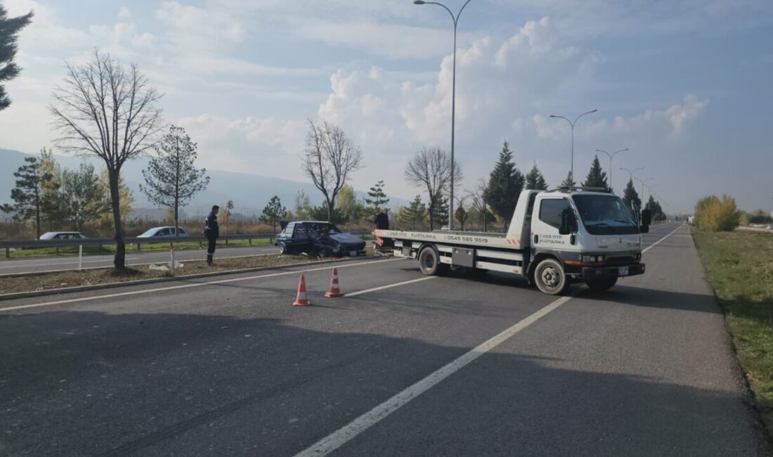 KÜTAHYA (AA) – Kütahya’da refüjdeki ağaca çarpan otomobilin sürücüsü yaralandı.