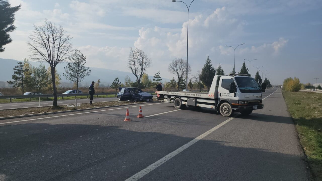 KÜTAHYA (AA) – Kütahya’da refüjdeki ağaca çarpan otomobilin sürücüsü yaralandı.