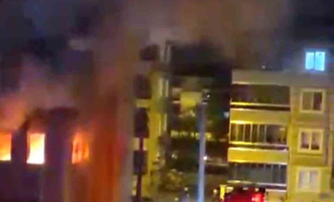 Kütahya’nın Dumlupınar Mahallesi’nde bir apartman dairesinde çıkan yangında, biri bebek