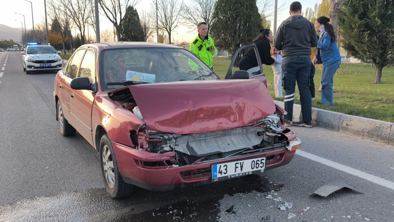 KÜTAHYA (AA) – Kütahya'da çevre yolunda bir otomobilin, önünde giden