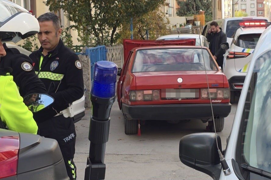 Kütahya’da trafikteki olumsuz hareketleri nedeniyle polisin ’dur’ ihtarına uymayan sürücü,