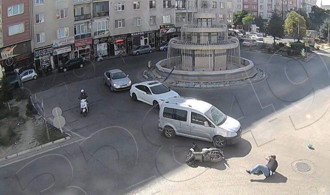 Kütahya’da meydana gelen iki ayrı motosiklet kazası güvenlik kameralarına yansıdı.