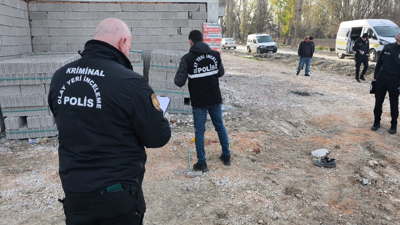 KÜTAHYA (AA) – Kütahya'da bir inşaatın beşinci katından düşen işçi