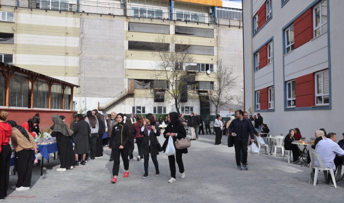 KÜTAHYA (AA) – Kütahya'da, Devlet Hatun Kız Mesleki ve Teknik