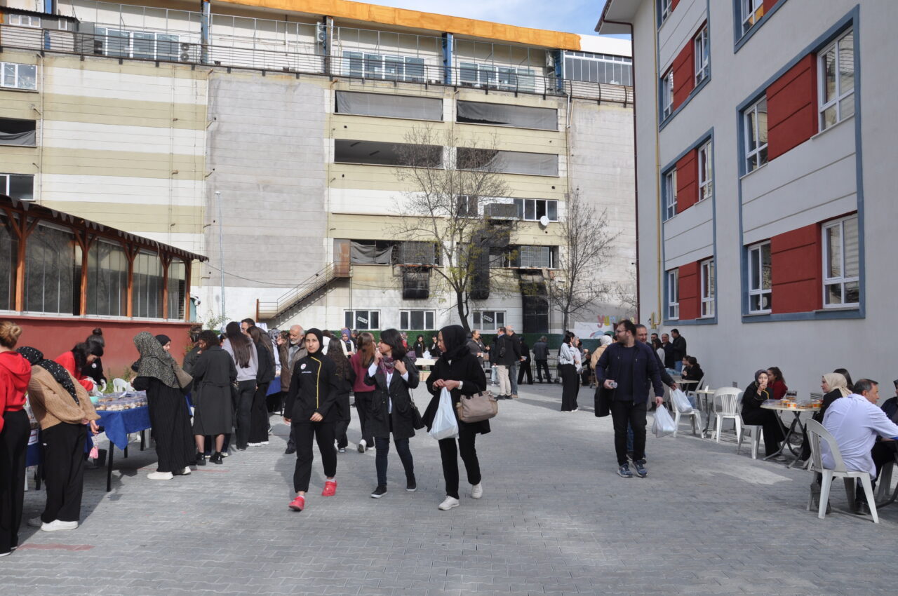 KÜTAHYA (AA) – Kütahya'da, Devlet Hatun Kız Mesleki ve Teknik