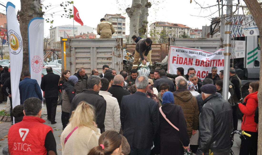 KÜTAHYA (AA) – Kütahya'da, vatandaşlara badem, ceviz ve kestane fidanı