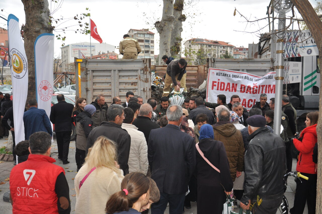 KÜTAHYA (AA) – Kütahya'da, vatandaşlara badem, ceviz ve kestane fidanı