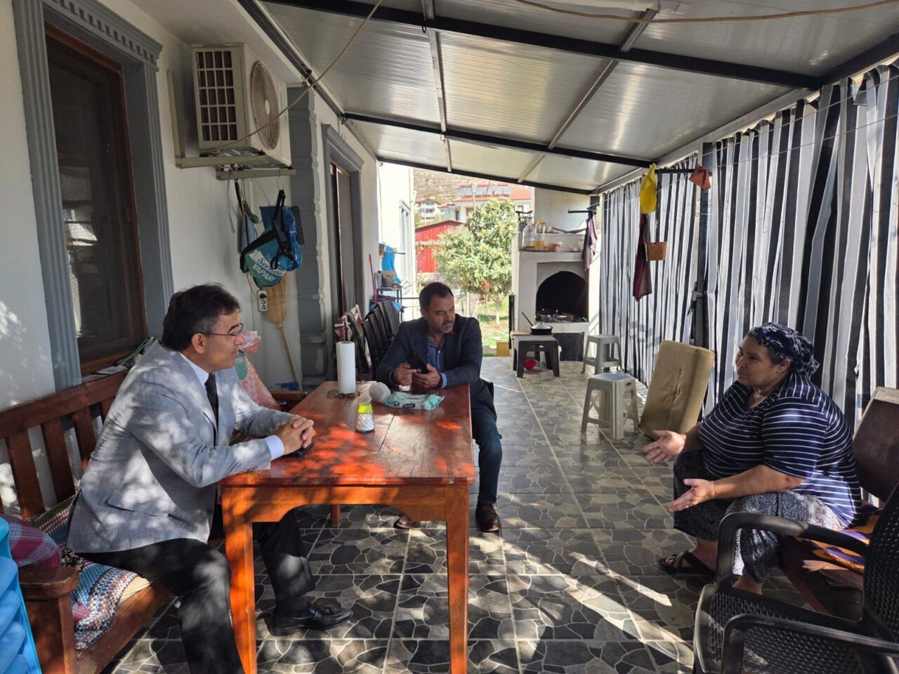 MUĞLA (AA) – Marmaris Kaymakamı Nurullah Kaya, evleri ziyaret ederek