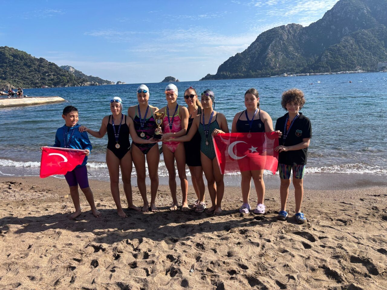 MUĞLA (AA) – Muğla'nın Marmaris ilçesinde vatandaşlar, Türkiye Cumhuriyeti'nin kurucusu