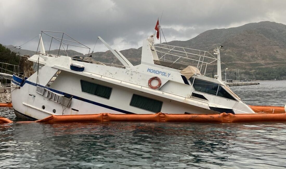 MUĞLA (AA) – Muğla'nın Marmaris ilçesinde su alıp yarısı batan