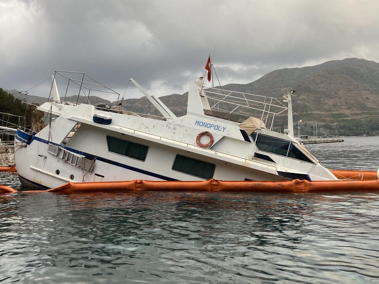 MUĞLA (AA) – Muğla'nın Marmaris ilçesinde su alıp yarısı batan
