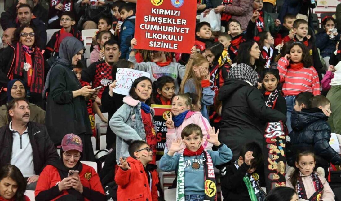 Eskişehirspor maçlarında, “Kucak Dolusu Hayaller Projesi” kapsamında minik öğrenciler tribündeki