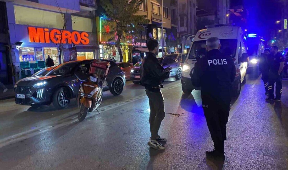 Eskişehir’de motosikletli kuryenin aniden yola çıkan yayaya ve önündeki otomobile