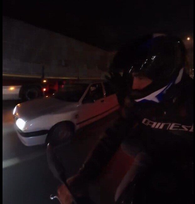 Eskişehir’de sol şeritte seyreden motosiklete, geçmeye çalıştığı bir otomobil yandan