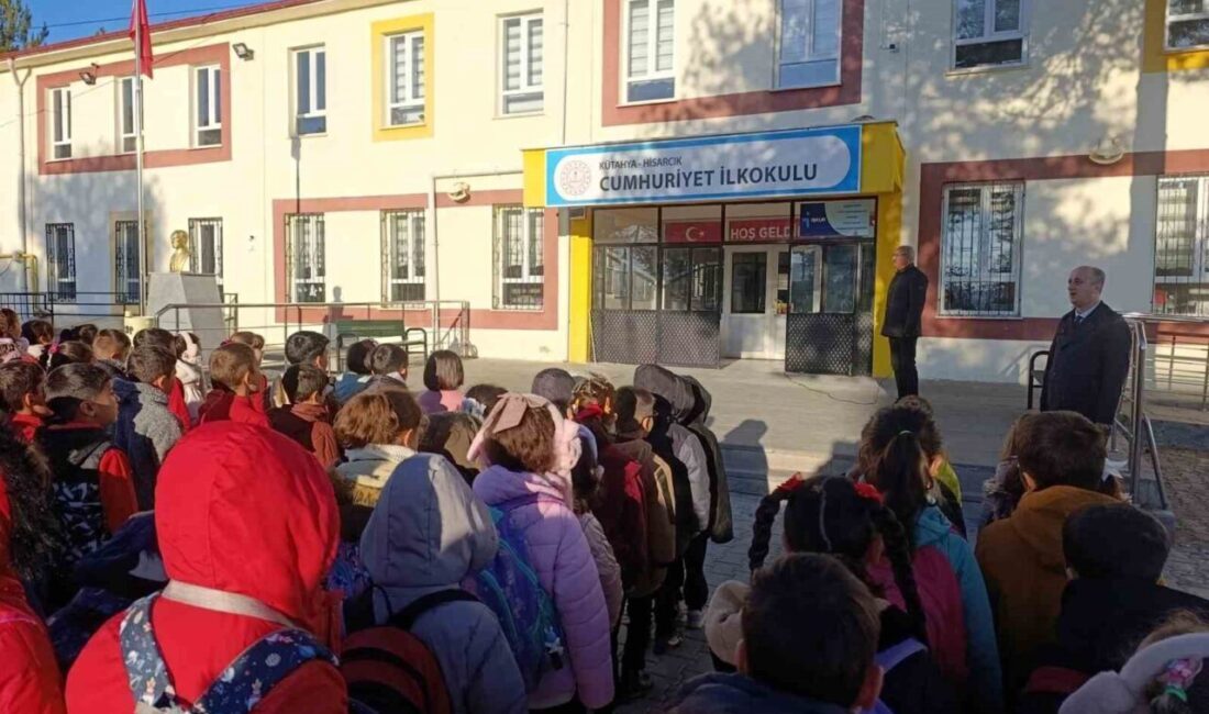 Hisarcık ilçesinde okulların bayrak törenlerine katılan İlçe Milli Eğitim Müdürü